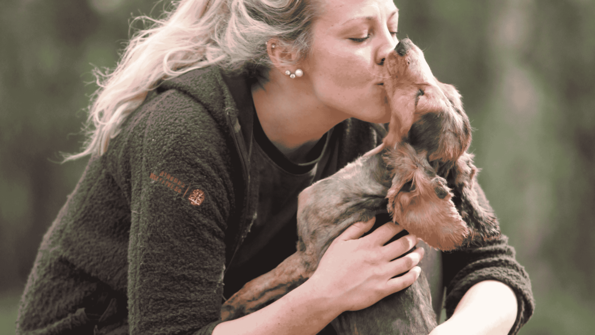 Kvinde kysser en gravhund