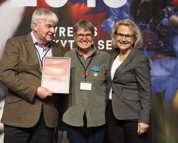 Dyrenes Beskyttelse har i år kåret Inga Stamphøj som Årets Dyreven. Inga Stamphøj er dyrlæge på Lolland og gjort af et helt særligt stof. Hun er uselvisk og sætter ofte dyrene før sig selv, og så er hun ekstremt professionel.