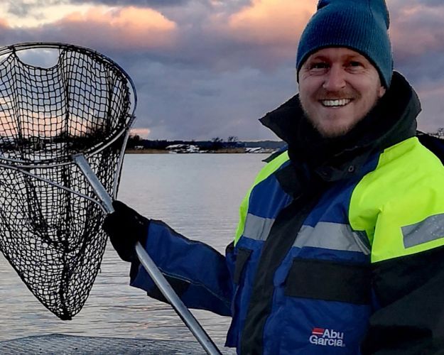 Forsker i fiskevelfærd, ph.d. Albin  Gräns på mission i havopdræt for at  undersøge hjertefejl på forskellige  typer regnbueørred