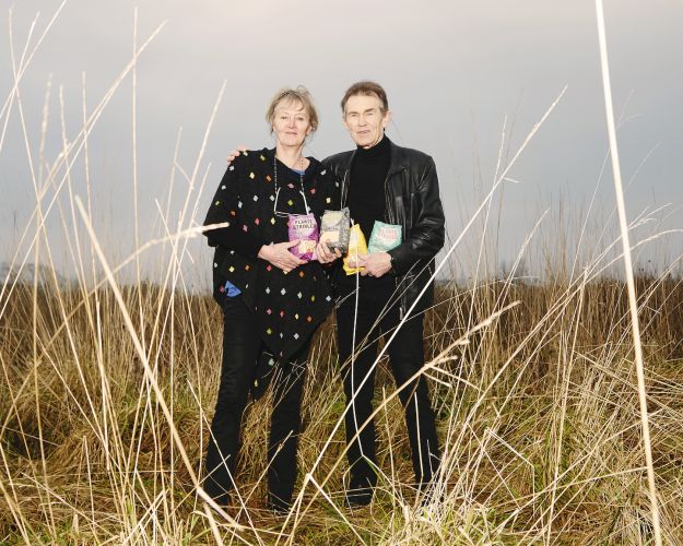 Ulrich Kern-Hansen og Fie Graugaard på marken foran Organic Plant Protein