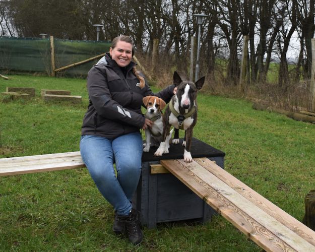 Charlotte Brix Lundgren med hundene Nanuka og Nova
