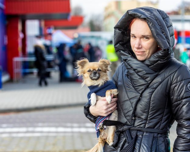 Kvinde med hund ved grænsen til Ukraine