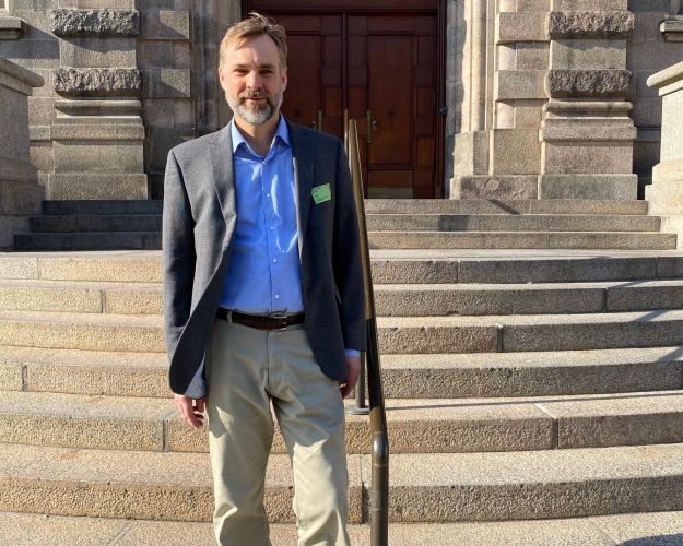 Nicolaj Lindeborg, konsulent med ansvar for fisk, Dyrenes Beskyttelse på trappen til Christiansborg ifbm. foretræde for Folketingets Miljø- og Fødevareudvalg