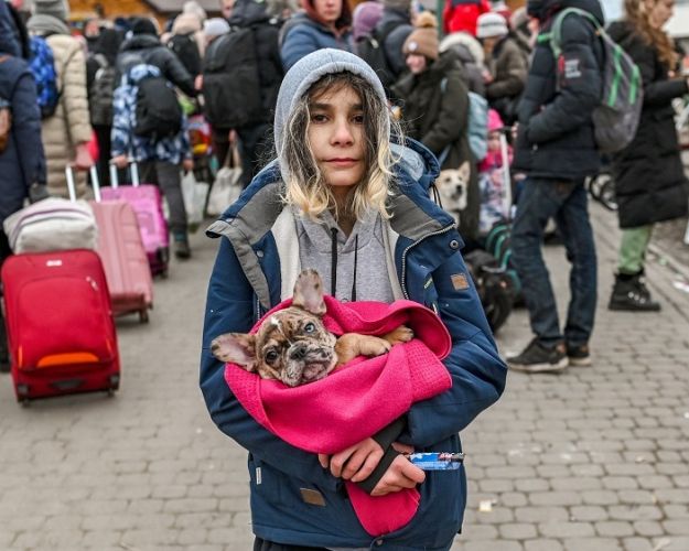 Pige med hund i armene
