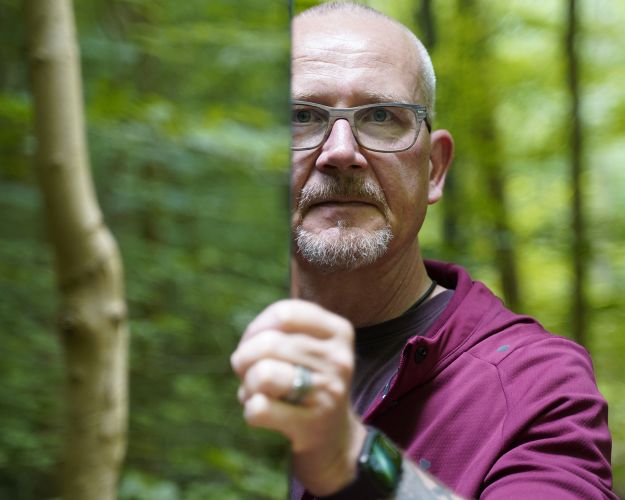 Mickey Gjerris holder spejl op i skov