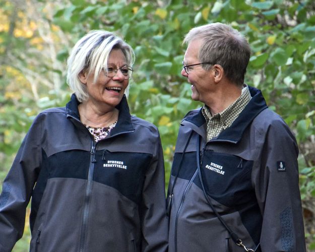 Lotte og Hans Jørn Frisk med deres hunde i skoven
