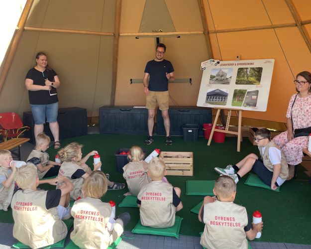 Børn modtager undervisning i tipi