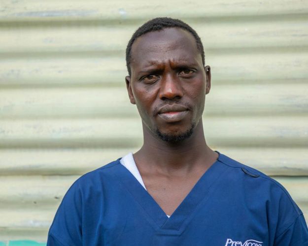 Veterinærsygeplejerske James Nayetuni