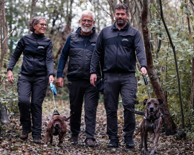 Brian Karlsen er sammen med sine forældre, Bent og Birgit Karlsen, ude at lufte to hunde i efterårsskov