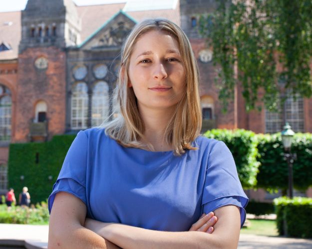 Kira-Marie Peter Hansen, portrætfoto i Bibliotekshaven ved Christiansborg