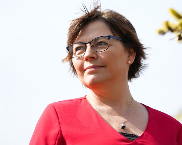 Marianne Vind portrætfoto udenfor ved piletræ i blomst