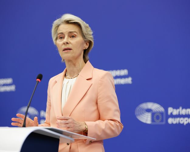 Billede af Ursula von der Leyen ved talerstolen