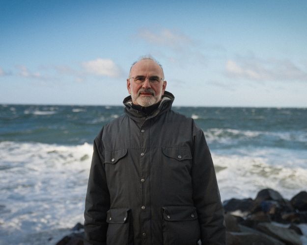 Gennem flere århundreder blev Hunderevet tømt for sten til byggemateriale, og dermed forsvandt en oase for dyre- og planteliv, men det laver Frank Eske-Lund og foreningen Hunderevet om på.