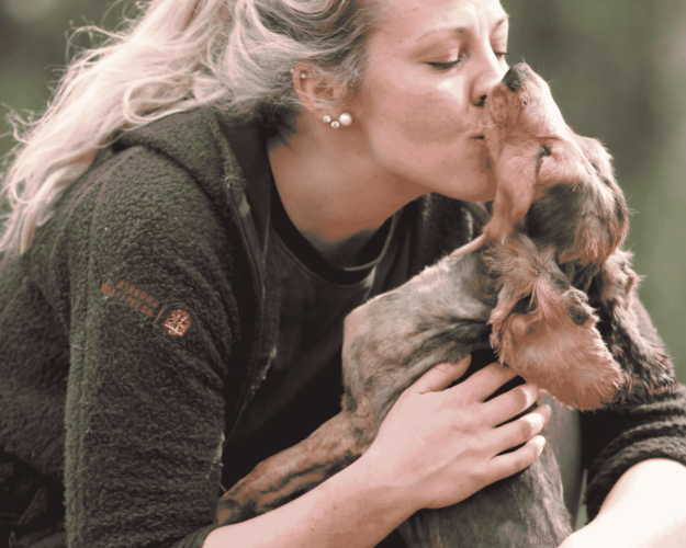 Kvinde kysser en gravhund