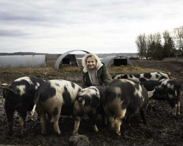 Britta Riis med glad grise