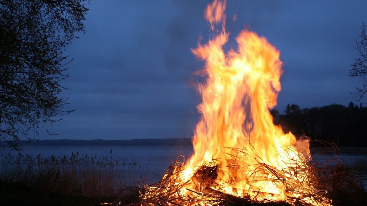 Sankthansbål i flammer