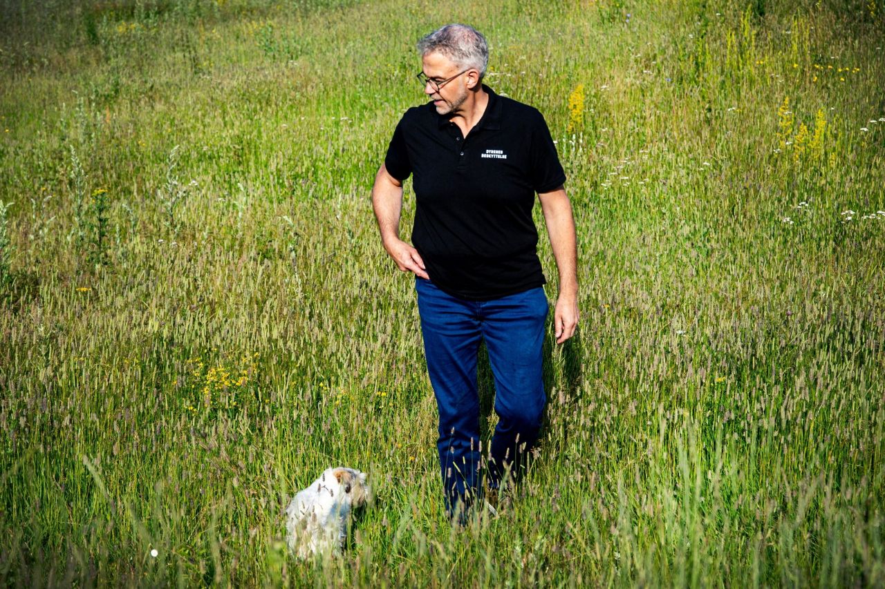 Jens Jokumsen går tur med sin hund