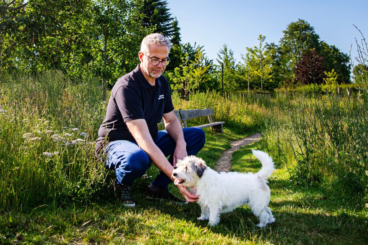 Jens Jokumsen aer sin hund i græsset