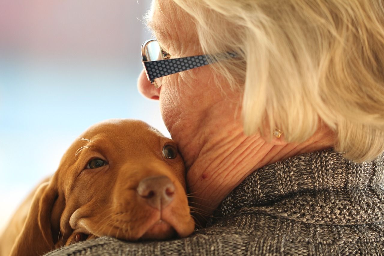 hund på skulder af ældre kvinde